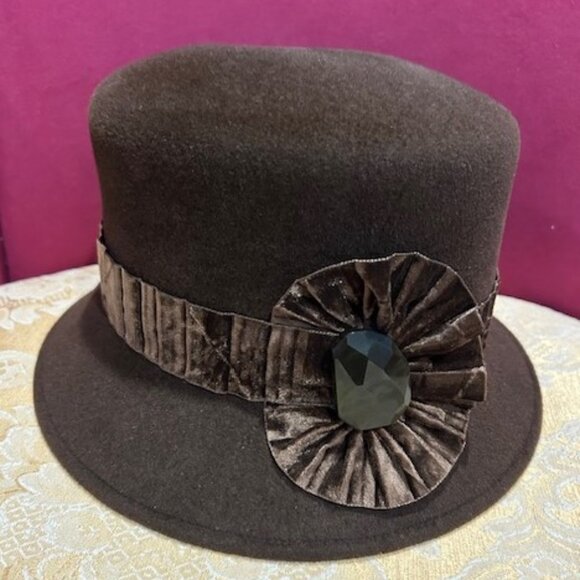LOUISE GREEN Designer NWT Cloche Brown Wool Felt Velour HAT - Picture 3 of 9